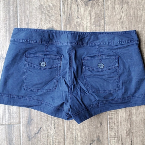 Express Shorts - Picture 2 of 8